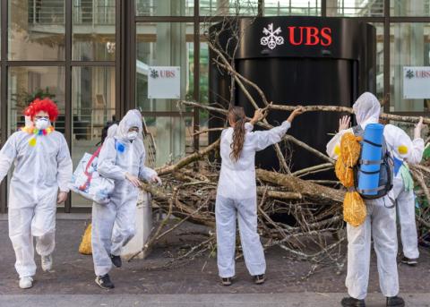 Klimaprotestaktion vor der UBS am Basler Aeschenplatz im Juli 2019
