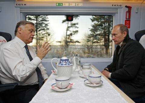 Wladimir Jakunin und Wladimir Putin im Dezember 2009 im neuen Sapsan-Hochgeschwindigkeitszug