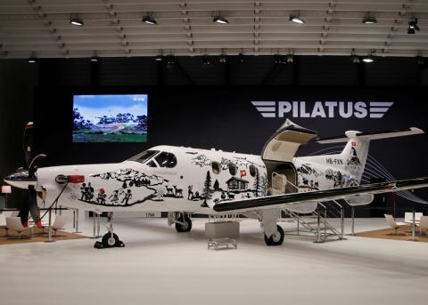 Flugzeug PC-12 von Pilatus an einer Luftfahrtmesse