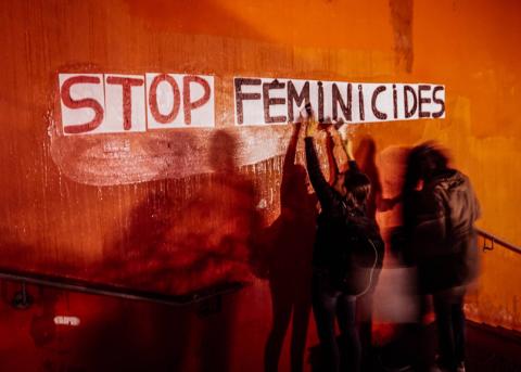 Klebeaktion von feministischen Aktivistinnen 2019 in Paris