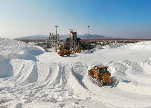 Baufahrzeuge auf dem Gelände der Lithium-Mine bei Salar de Atacama im Norden Chiles