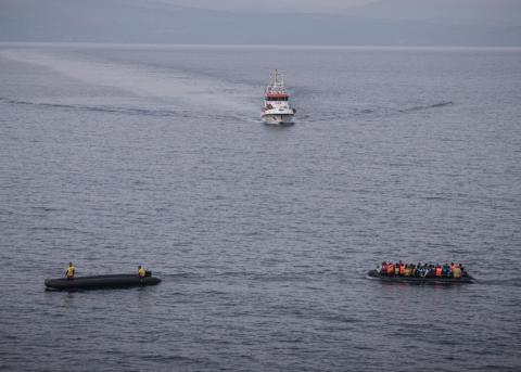 Frontexboot und Gummiboote mit Flüchtlingen vor Lesbos im Herbst 2015