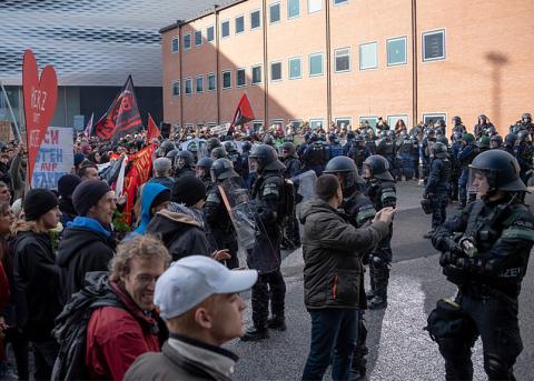 Polizei und Demonstranten am Basel-nazifrei-Protest, 28. November 2018