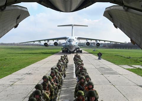 Russische Luftlandetruppen besteigen Ende April eine Transportmaschine in Taganrog am Asowschen Meer