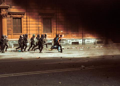 AktivistInnen fliehen während des G8-Gipfels 2001 in Genua vor der Polizei