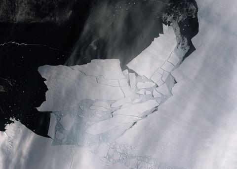 Luftbildaufnahme einer grossen abgebrochenen Eisscholle beim Pine-Island-Gletscher in der Westantarktis