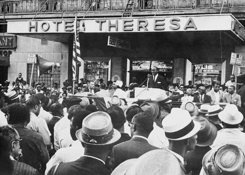Protestkundgebung vor dem Hotel Theresa im Jahr 1963 im New Yorker Stadtteil Harlem