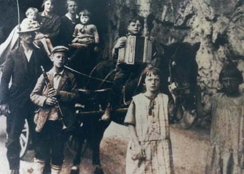 Historisches Foto: Familie Franz und Frida Huser-Storrer auf dem Weg in den Süden