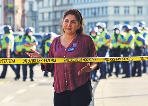Sibel Arslan als Vermittlerin an einer nicht bewilligten Demonstration 2020