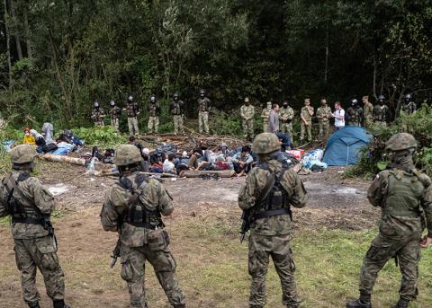Geflüchtete aus Afghanistan und SoldatInnen Ende August an der polnisch-belarusischen Grenze