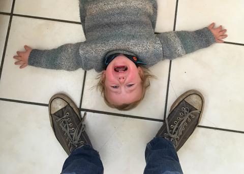 Symbolbild: schreiendes Kind am Boden