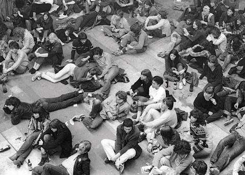 Personen am Besetzungsfest in der Roten Fabrik im Mai 1980