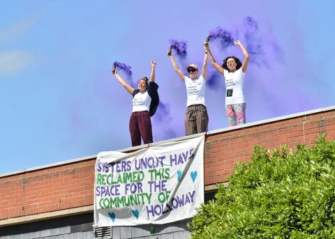 Aktivistinnen von Sisters Uncut auf dem besetzten Holloway-Gefängnis in London