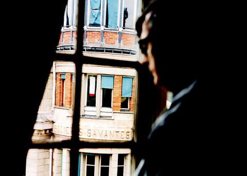 Bruno Latour schaut aus dem Fenster
