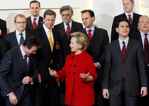 Hillary Clinton 2009 mit dem Nato-Generalsekretär und den anderen Aussenministern der Nato-Länder