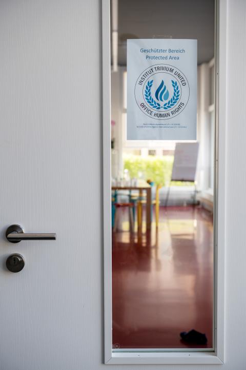 «Schutzbrief» an der Tür zur Campus-Vivere-Schule in Rikon ZH