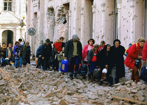 Kroat:innen werden im November 1991 von serbischen Einheiten aus Vukovar vertrieben