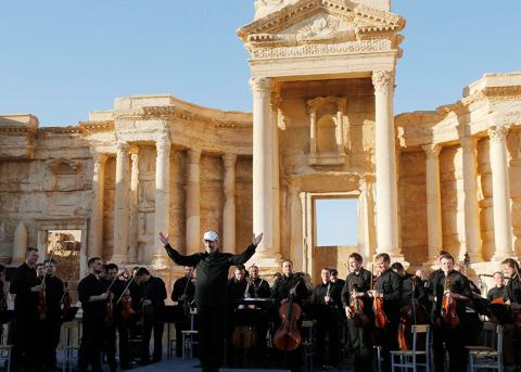 Waleri Gergijew bei einem Auftritt mit einem Orchester aus St. Petersburg im syrischen Palmyra