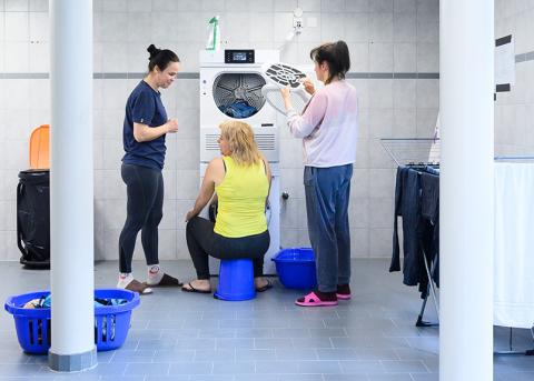 Ukrainische Frauen in der Waschküche des ehemaligen Altersheims Rosenau in Kirchberg