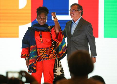 die Afrokolumbianerin Francia Márquez mit Präsidentschaftskandidat Gustavo Petro auf der Bühne