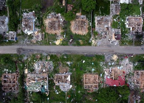 Luftaufnahme von zerstörten Wohnhäusern in einem Vorort von Charkiw