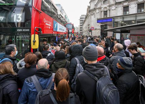Londoner:innen stehen nach dem Streik der U-Bahn-Angestellten bei Transportbussen Schlange