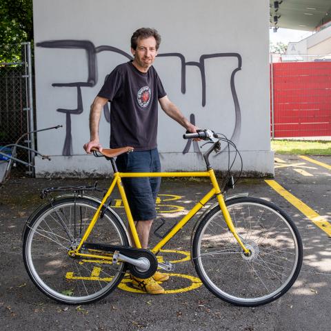 Nicolas Galladé mit gelbem Fahrrad