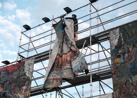 das Wandbild des Künstler:innenkollektivs Taring Padi wird an der documenta fifteen abgehängt