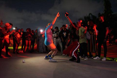 tanzende Menschen bei einer Party im Freedom Skatepark in Accra