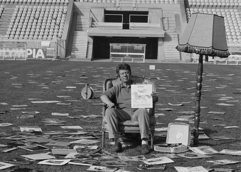 Sempé 1983 bei Dreharbeiten für eine Dokumentation auf dem Rasen eines Fussballstadion