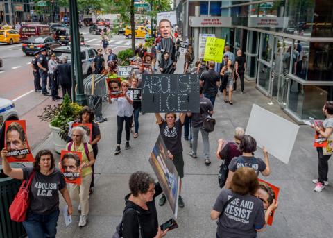New York, 31. Juli: Protest gegen PolitikerInnen und Firmen, die mit der Ausschaffungsbehörde ICE gemeinsame Sache machen