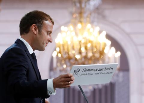 Macron mit schriftlicher Entschuldigung in der Hand