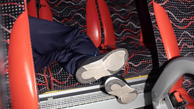 in schläft auf der Rückbank eines Buses