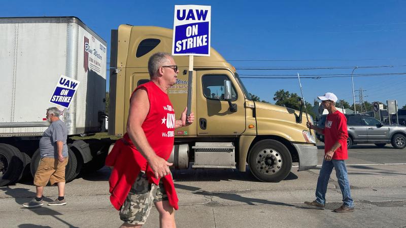 Beschäftigte mit Streikschildern bei einem Ford-Werk in Wayne, Michigan