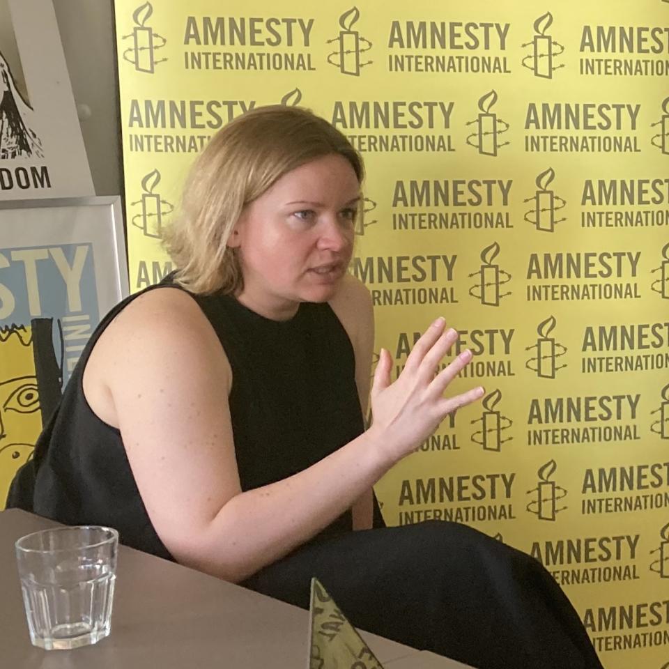 Oxana Pokaltschuk im Amnesty-Büro in Lugano
