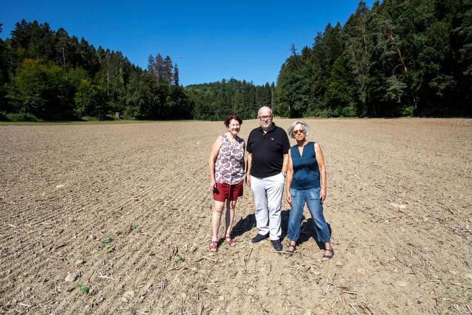 Astrid Andermatt, Werner Ebnöther und Rosi Drayer vom Verein «Nördlich Lägern ohne Tiefenlager» (LoTi) auf einem Feld