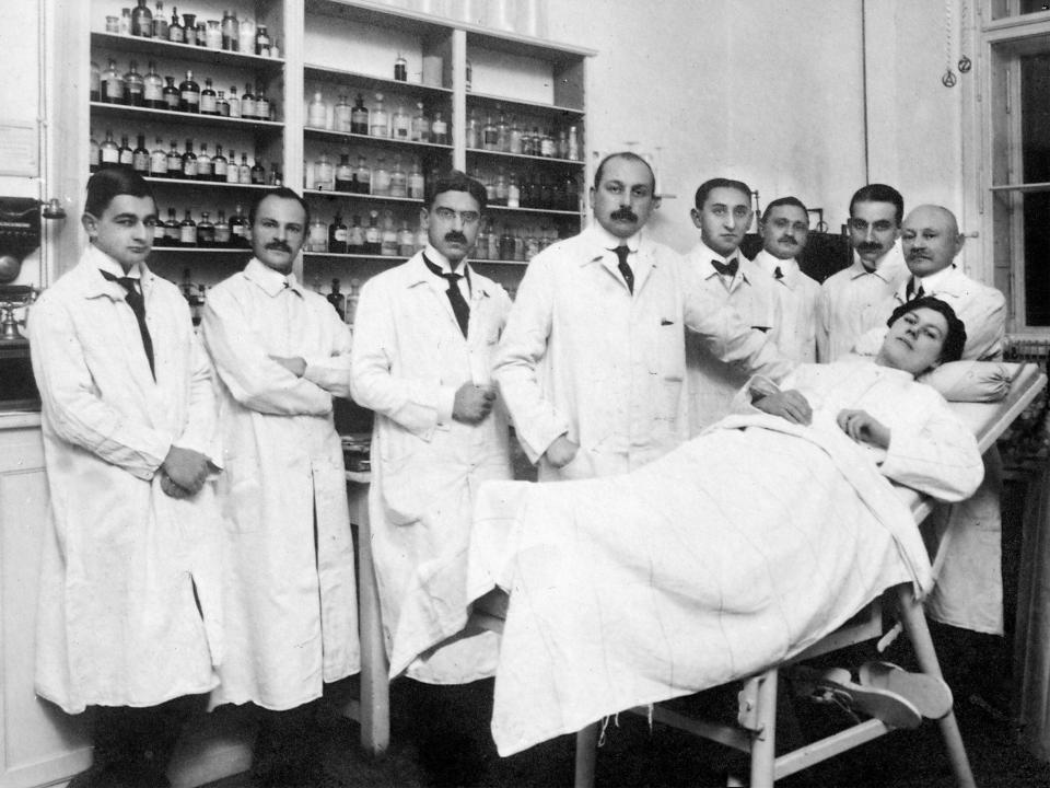 Acht Doktoren und eine Patientin (Deutschland um 1920)