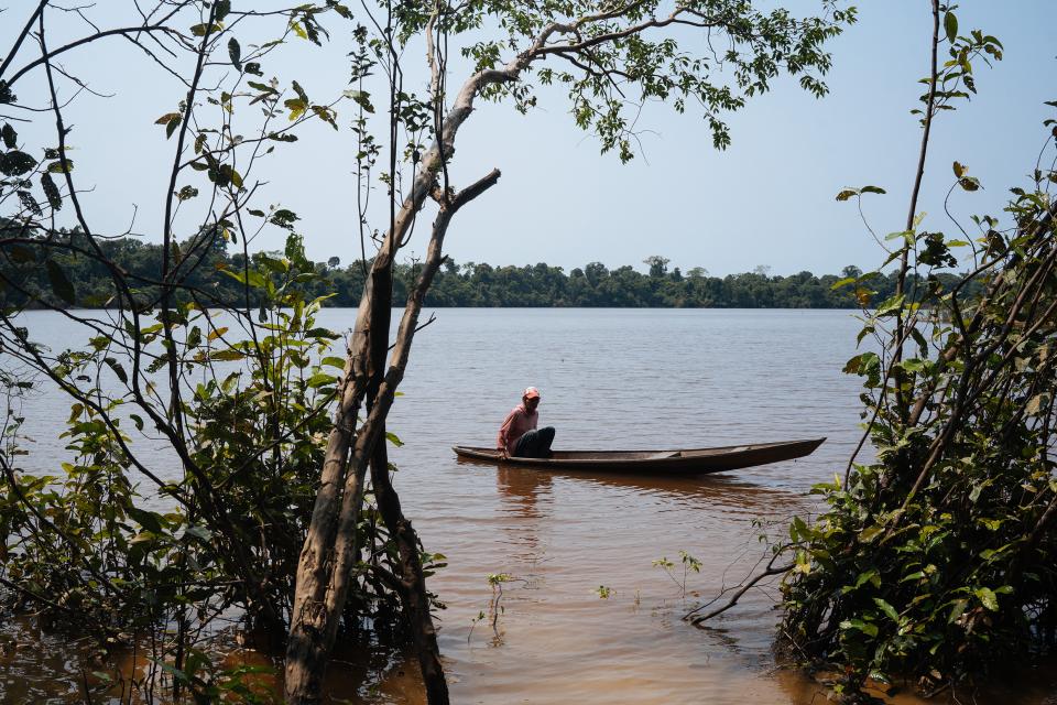 Pescador João Kokuna em um barco na água