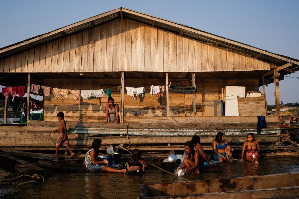 Frauen einer indigenen Gruppe beim Wäschewaschen im Fluss in Atalaia do Norte