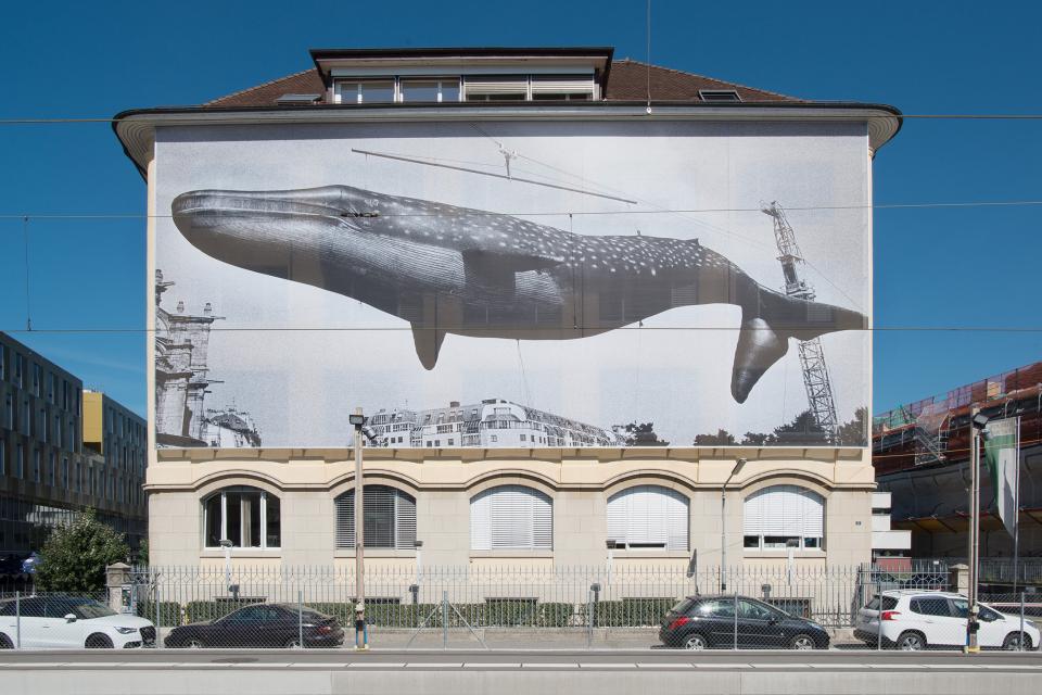 Wandgemälde von Daidō Moriyama: Ein Wal schwebt über der Stadt
