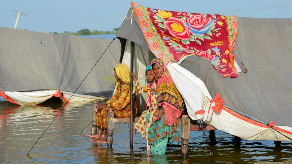 in Sohbatpur suchen Frauen in einem Zelt auf Stelzen Schutz vor der Überschwemmung