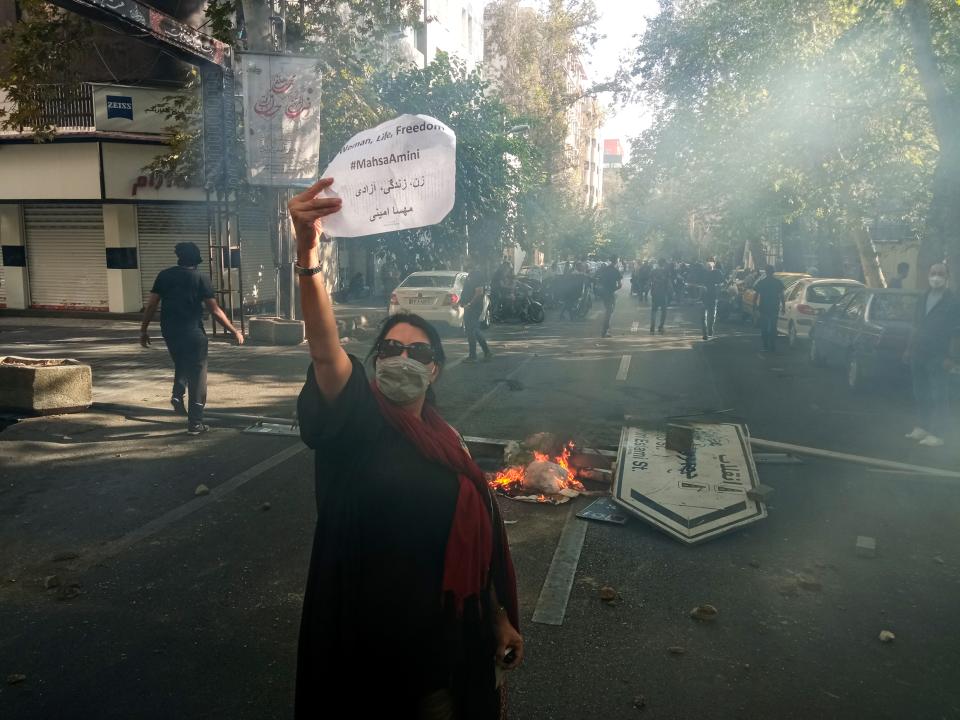 Demonstration im Tränengasnebel am 1. Oktober in Teheran. Auf dem heruntergerissenen Verkehrsschild steht «Islamische-Republik-Strasse».