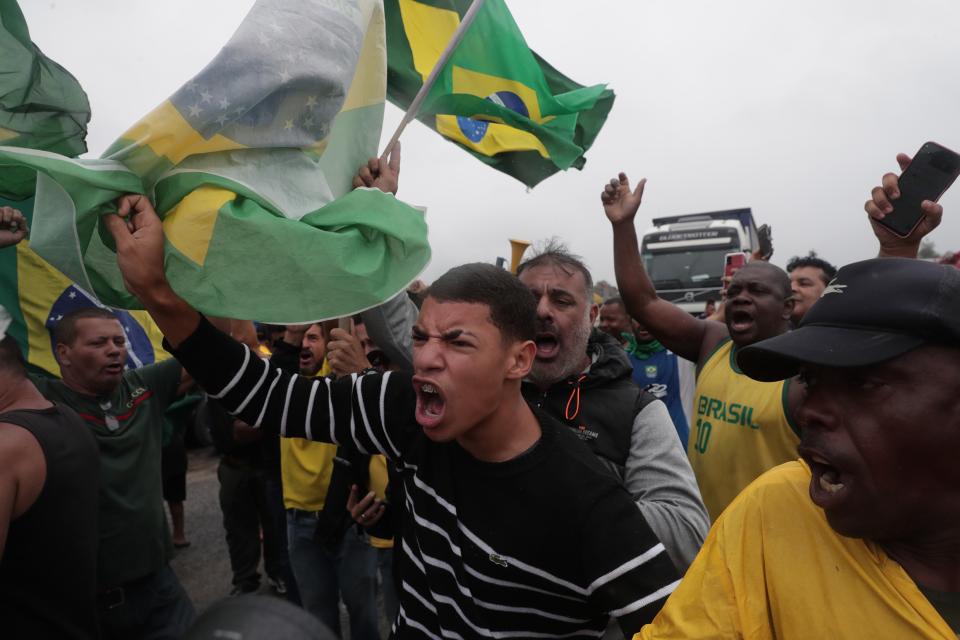 Bolsonaro-Anhänger blockieren eine Strasse in Rio de Janeiro