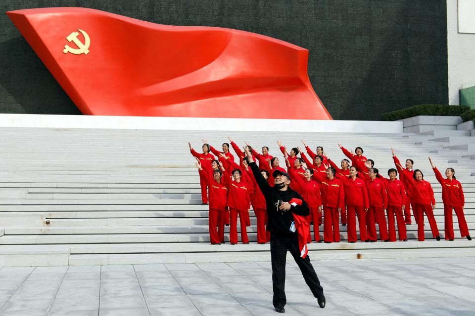 Besucher:innen in Uniformen vor dem Museum der Kommunistischen Partei Chinas in Peking