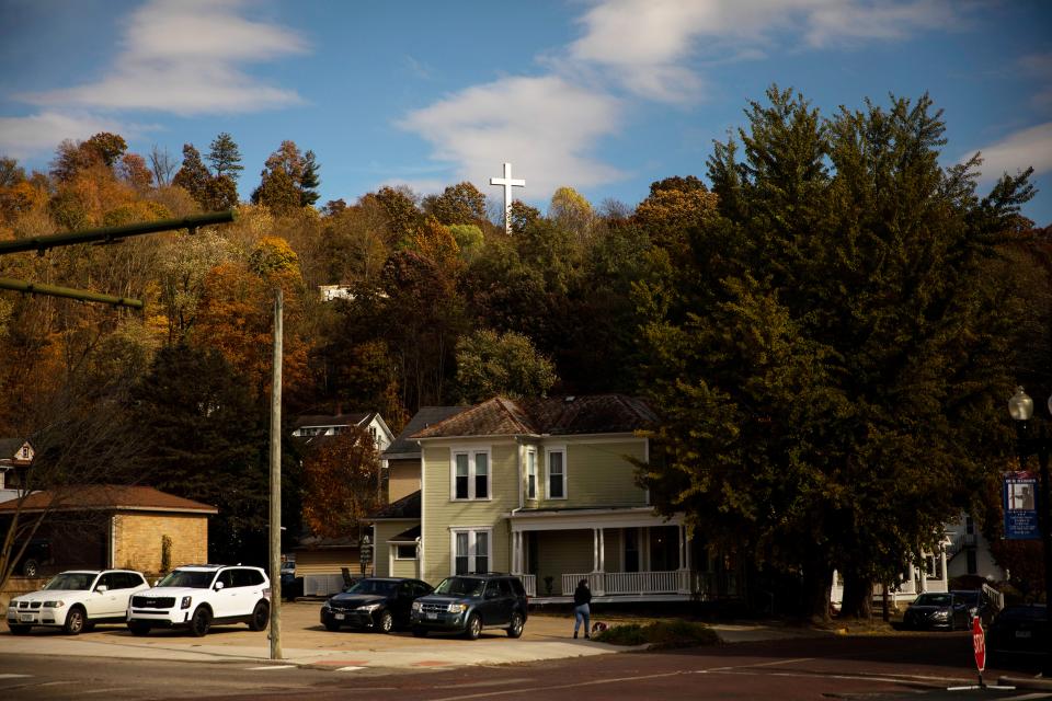 Parkplatz im Ortskern von Nelsonville, im Hintergrund ein Kreuz auf einer Kirchturmspitze