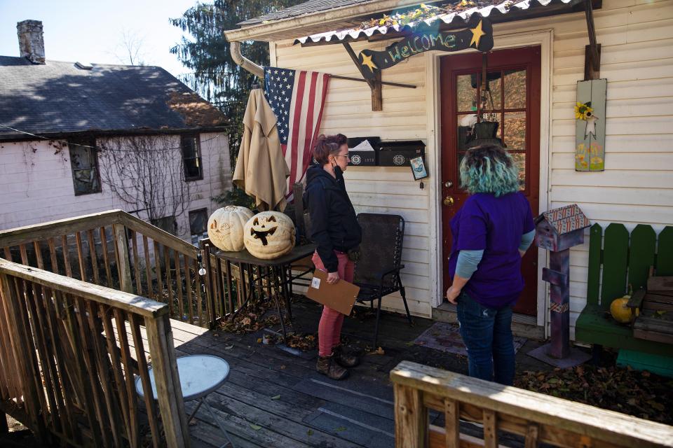 Drea Reany mit Amanda Decker von der linken Organisation Nelsonville Voices vor einer Haustüre