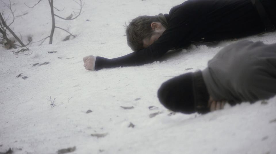 Still aus dem Video «The Wanderer»: Inszeniertes Bild von toten russischen Soldaten im Schnee