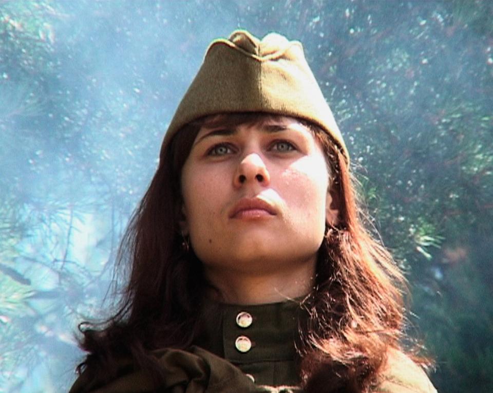 Still aus dem Film «Nashi»: Eine junge Frau in Militäruniform