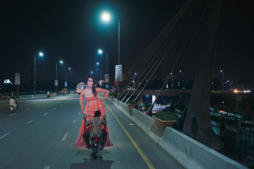 Filmstill aus «Joyland»: Ein Mann auf einem Motorrad transportiert eine grosse Frauen-Figur