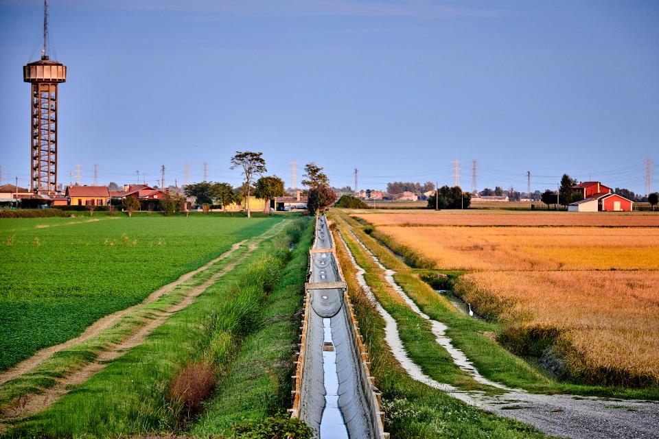 Bewässerungskanäle und Wassertürme in der Landschaft des Po-Deltas